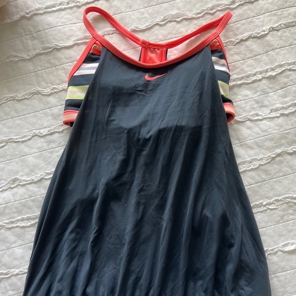 Nike athletic tank top with built in bra size Small NWT